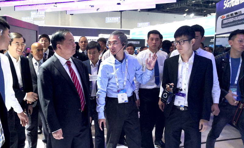 800-陈部长莅临华体育app官网展台.jpg